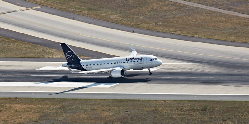 Lufthansa Group Profit Hit by €750 Million Fuel Cost Surge Despite Strong Travel Demand
